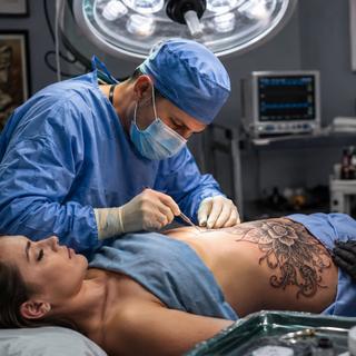 Tatouages et chirurgie esthétique tendent aujourd’hui à se rejoindre dans une même logique de transformation du corps, mais attention tout de même...&nbsp;© AP avec ChatGPT