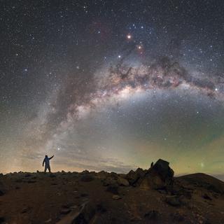 C'est dans le désert de l'Atacama que l'on trouve un des plus beaux ciels du monde. Sur cette photo, la Voie lactée est resplendissante. En bas à droite, on reconnaît le Cerro Paranal coiffé des géants du VLT.&nbsp;© ESO, P. Horálek