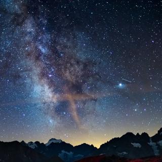 Um céu noturno nos Alpes. © fabio lamanna, Adobe Stock