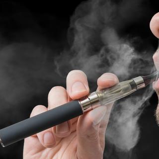 Os cigarros eletrônicos são menos prejudiciais que os cigarros. © vchalup, Fotolia