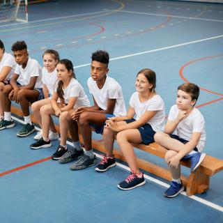 Les jeunes collégiens français ont de très mauvaises performances sportives, révèle une nouvelle étude de l’Éducation nationale menée sur près de 300 000 enfants. © Drazen, Adobe Stock