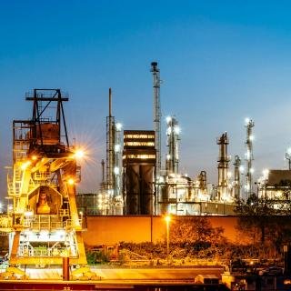 A indústria europeia poderá ser gravemente afectada pelas consequências do encerramento do Estreito de Ormuz. (Na foto está o complexo químico Ludwighaffen na Renânia-Palatinado, Alemanha.) Joerg Steber/Shutterstock