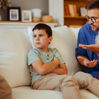 Ce comportement parental favorise l’émergence d’enfants narcissiques. © PixelsEffect, iStock