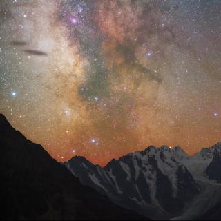Au-dessus des montagnes, on reconnaît la constellation du Scorpion, visible l’été en direction du sud. L’étoile rouge-orangé est Antarès. À sa droite, on peut distinguer les étoiles qui forment ses pinces. À l’opposé, à gauche, les deux étoiles blotties devant la Voie lactée représentent le dard du Scorpion. © passmil198216, Fotolia