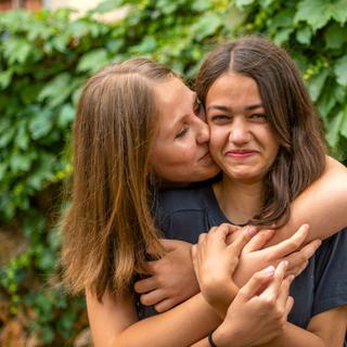 Pas fan des câlins ? Voici pourquoi votre cerveau réagit ainsi, selon la science. ©&nbsp;Mehmet Hilmi Barcin, iStock