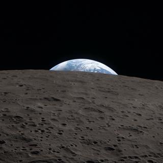 Pôr do sol da Terra no horizonte da Lua. Uma das fotos da missão Artemis II que se tornou icônica. © NASA