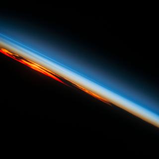 Coucher du Soleil au-dessus de l’Atlantique sud, photographié le 27 octobre 2016. © Nasa