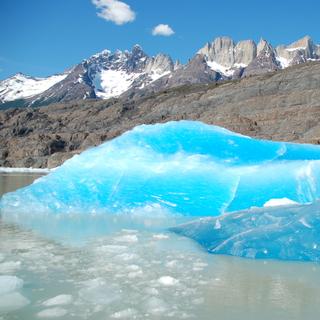 Certains glaciers ou icebergs peuvent présenter d'incroyables teintes bleues © Remco Rutten, Adobe Stock