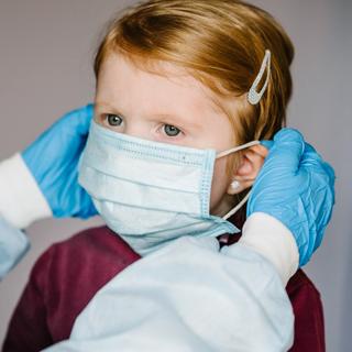 Selon les premières observations du variant Delta, les autorités sanitaires américaines n&#39;ont pas relevé plus de formes graves chez&amp;nbsp;les enfants de Covid-19. © Sergii Sobolevskyi, Shutterstock