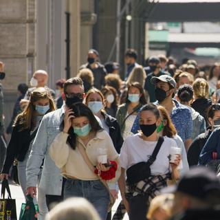 Un nouveau variant du SARS-CoV-2, baptisé NB.1.8.1, suscite l’attention de l’OMS en raison de sa propagation rapide. © blvdone, Shutterstock.com