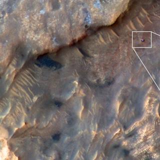 O rover Curiosity visto em 31 de maio de 2019 nas encostas do Monte Sharp, no centro da cratera Gale (no equador marciano), pela sonda Mars Reconnaissance Orbiter (MRO). © NASA/JPL-Caltech