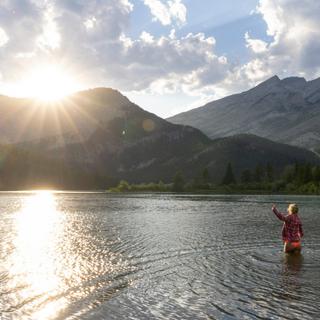 Vous vous baignez en rivière pendant la canicule ? Attention à ces dangers invisibles. ©&nbsp;AscentXmedia, iStock