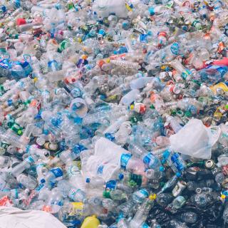 Um estudo liderado pela Universidade de Waterloo explora um caminho promissor para reduzir os microplásticos que invadem os nossos mares e oceanos: utilizar a energia solar para transformar estes fragmentos persistentes num composto útil, o ácido acético. © uladzimirzuyeu, Adobe Stock