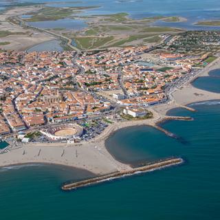 Delta do Ródano visto do céu entre Aigues-Mortes e Saintes-Maries-de-La-Mer. © Didier, Adobe Stock