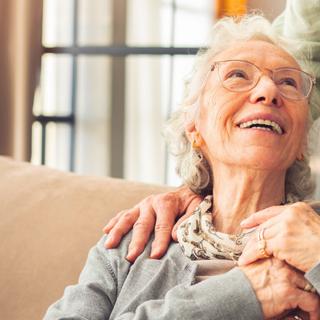 Risco de demência de início precoce: fique atento a estes 15 fatores inesperados revelados pela ciência. © seb_ra, iStock