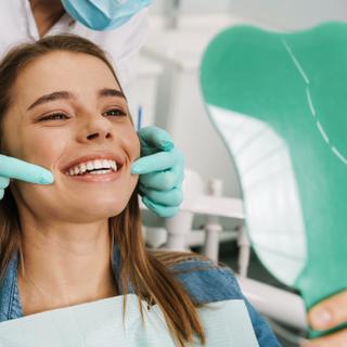 Quand l’émail s’abîme, les caries gagnent du terrain et, jusqu’ici, rien ne pouvait vraiment l’arrêter. Des chercheurs britanniques pensent avoir trouvé la solution : un gel sans fluor capable de régénérer l'émail dentaire. © Drobot Dean, Adobe Stock