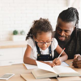 Les devoirs du soir sont souvent un moment redouté des parents, mais cela peut aussi se transformer en moment de complicité. © InsideCreativeHouse, Adobe Stock