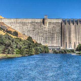 Le barrage Pine Flat et son lac, l'un des plus grands réservoirs de Californie. Le barrage-poids de Pine Flat a été édifié entre 1947 et 1954 sur la Kings River, dans le centre de la Californie (États-Unis). Long de 560 mètres pour 130 mètres de haut, il a été conçu spécialement pour contrôler les risques d’inondation, mais il sert également à la production d’énergie, à l’irrigation et à l’agrément. Il a engendré la création du lac Pine Flat qui est l'un des plus grands réservoirs de Californie. © David Seibold, CC by-nc 2.0