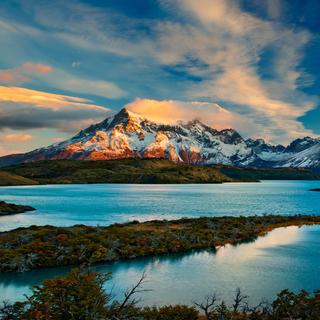 O Lago Pehoé é um dos lugares mais acessíveis e bonitos do Parque Nacional Torres del Paine (Patagônia), no sul do Chile. Suas águas cristalinas devem-se às cores deslumbrantes das Cataratas do Salto Grande. E no litoral norte você pode encontrar guanacos, uma espécie de lhama selvagem. A não perder! Esta magnífica foto foi tirada do mirante do Hotel Explora Patagonia, um dos mais luxuosos que você pode encontrar no parque. Um hotel literalmente ancorado como um barco às margens do Lago Pehoé para oferecer aos seus visitantes uma vista deslumbrante. © Márcio Cabral