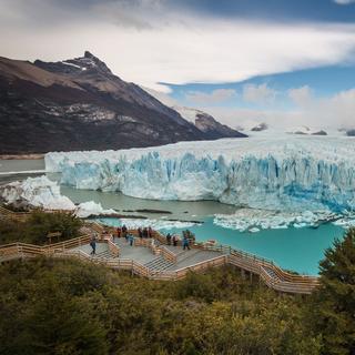 A particularidade da geleira Perito Moreno (Argentina) é que ela libera, por meio de desintegração, imensos blocos de gelo no Lago Argentino. E isso com extrema regularidade. Um espetáculo impressionante. Principalmente porque a altura do gelo emergente que aparece ao visitante não é inferior a 74 metros. A outra característica interessante a ser observada na geleira Perito Moreno é que ela não parece estar recuando diante do aquecimento global. Quando sua frente atravessa o Lago Argentino, forma uma represa natural. O que acaba explodindo. Um fenômeno denominado “ruptura de geleira” que ocorre com frequência de um ano a uma década. © Mampu, Pixabay, DP