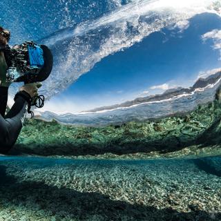 Ben Thouard fotografa a subsuperfície das águas do Taiti. © Ben Thouard, todos os direitos reservados