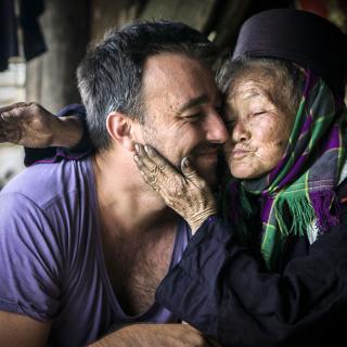 Os retratos de “A Beleza Não Tem Idade” do artista Réhahn revelam pessoas que viram a história ser feita, das guerras à paz, do isolamento ao desenvolvimento. O seu objetivo é mostrar que os critérios de beleza nem sempre são aqueles que pensamos. © Réhahn