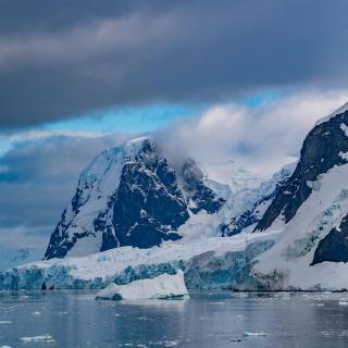 Respiração de Neko | Península AntárticaAs formações glaciais do Porto de Neko desempenham um papel crucial no ecossistema local, influenciando as correntes oceânicas e a fauna marinha.© Thierry Suzan – Todos os direitos reservados