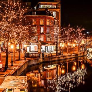 Canais iluminados para o Natal na Holanda. Na Holanda, as decorações de Natal são extravagantes. Este é o canal central de Leiden. © Meiry Peruch Mezari, CC by-nc 2.0