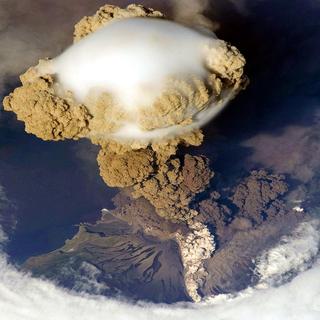 Panache volcanique du Sarytchev vu par satellite.&nbsp;© John - CC BY-SA 2.0