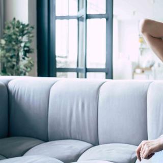 Quand on compare les sexes, les études montrent globalement que les femmes rapportent une sensibilité plus élevée à la douleur et souffrent plus souvent de douleurs chroniques. © My Ocean studio, Adobe stock