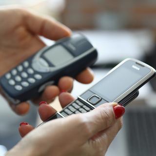 Marre des écrans et des notifications tous azimuts ? Passez au Dumb Phone !&nbsp;© Canva