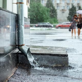 Dans l'eau de pluie et la neige, les PFAS, des substances chimiques très persistantes dans l'environnement, ont contaminé la Planète entière, selon une étude. © zsv3207, Adobe Stock