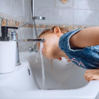 Segundo um estudo, a poluição por chumbo é muito subestimada e é a causa de 30% das mortes por doenças cardiovasculares. Desempenharia também um papel no desenvolvimento das capacidades cognitivas das crianças pequenas, especialmente nos países em desenvolvimento. © Semachkovsky, Adobe Stock