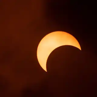 Quand la Lune s’emboîte si parfaitement dans le disque solaire qu’elle en éteint le jour, ce n’est pas seulement un spectacle pour nos yeux. C’est le résultat d’une incroyable coïncidence géométrique qui déclenche, sur Terre, des phénomènes déroutants. Plongez dans les coulisses du grand rendez-vous cosmique du 12 août. Image : éclipse solaire de 2023. © jctabb, Adobe Stock