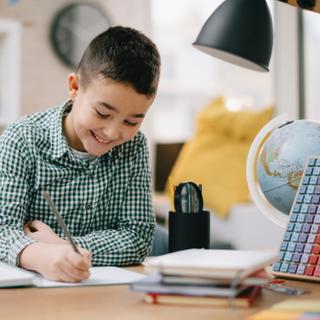 L'application Plume a été développée avec le ministère de l'Éducation nationale et le CNRS.&nbsp;© JustLife, Adobe Stock
