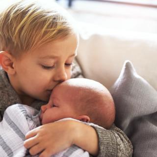 As crianças muito pequenas ainda não são totalmente capazes de se defenderem contra infecções. © peopleimages.com, iStock