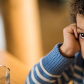 Les impacts méconnus d'un manque d'encouragement durant l'enfance. © Skynesher, iStock