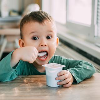 La consommation de produits laitiers, comme un yaourt ou un morceau de fromage, pourrait réduire le risque de voir apparaître des symptômes liés à l'asthme. © Komokvm, Adobe Stock