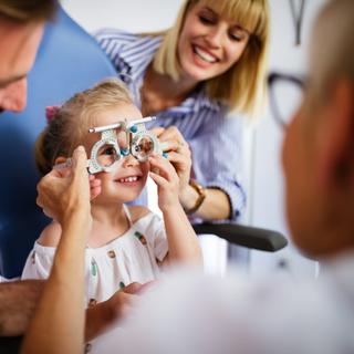 En une seule injection, les enfants aveugles ont pu reconnaître des objets et des formes et ont été capables de lire. © NDABCREATIVITY, Adobe Stock