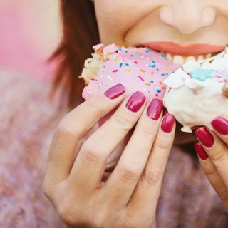 Vos envies de sucre viendraient en partie de votre ventre, et pas seulement de votre tête. © Aja Koska, iStock