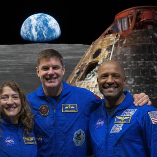 Os membros da tripulação do Artemis II (Reid Wiseman, Christina Koch, Victor Glover e Jeremy Hansen) realizaram uma emocionante entrevista coletiva. © NASA, Bill Ingalls; fotomontagem: XD, ChatGPT