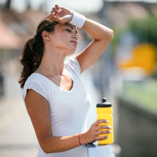 Os seis erros de quem pratica esporte em altas temperaturas. © milanvirijevic, iStock