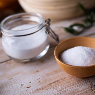 L'érythritol est un alcool sucré (polyol), naturellement présent dans les fruits comme le melon ou la poire. Cet édulcorant est couramment utilisé par les diabétiques car il ne joue pas sur la glycémie et ne provoque pas de sécrétions d’insuline.&nbsp;© Tavan, Adobe Stock