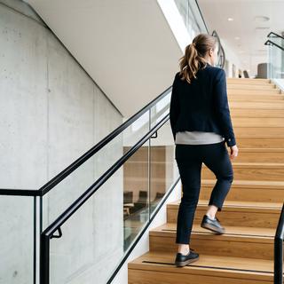 Et si prendre régulièrement les escaliers pouvait contribuer à vivre plus longtemps ?&nbsp;©&nbsp;RizkyMeliana, Adobe Stock (image générée avec IA)&nbsp;