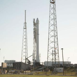 Après l&#39;essai statique des moteurs de son premier étage, le lanceur Falcon 9 de SpaceX se tient prêt au décollage sur son pas de tir de Cap Canaveral en Floride. © SpaceX