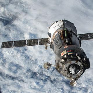 La capsule russe Soyouz, capable d&#39;emmener trois personnes, est actuellement le seul moyen de transport vers la Station spatiale internationale. La Nasa voulait s&#39;en débarrasser dès 2018 mais il lui faudra attendre la fin de cette décennie. © Nasa