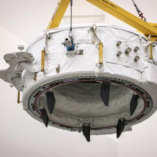 Un des deux adaptateurs pour amarrer à la Station spatiale les véhicules habités de SpaceX et de Boeing. Il est vu ici lors de son installation dans la partie non pressurisée de la capsule Dragon qui l’a amené à bord de l’ISS en juillet 2016. Deux sont prévus. Le premier vient d’être installé et sera utilisé de façon permanente. La Nasa prévoit d’installer le deuxième dans le courant de l’année 2018. Il sera utilisé comme point d’amarrage de secours. © SpaceX