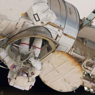 L&#39;actuel sas de sortie dans l&#39;espace de la Station spatiale internationale. Ici, l&#39;astronaute Andrew Feustel réintégrant la station après une sortie dans l&#39;espace. Une structure gonflable rendrait les mêmes services, pour une masse bien plus faible. © Nasa