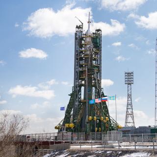 Le lanceur Soyouz sur son pas de tir du cosmodrome de Baïkonour, au Kazakhstan. Il doit décoller demain, samedi 19 mars 2016, à destination de la Station spatiale internationale (ISS). Il emporte une capsule Soyouz à l&#39;intérieur de laquelle trois astronautes ont pris place, dont Jeff Williams qui devrait battre un record. © Nasa