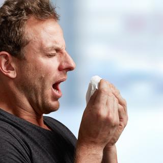 Une première infection à la Covid-19 protège peu lors d&#39;un contact avec le variant Omicron. © Kurhan, Fotolia